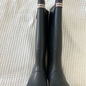Navy blue hunter rain boots with fleece inserts